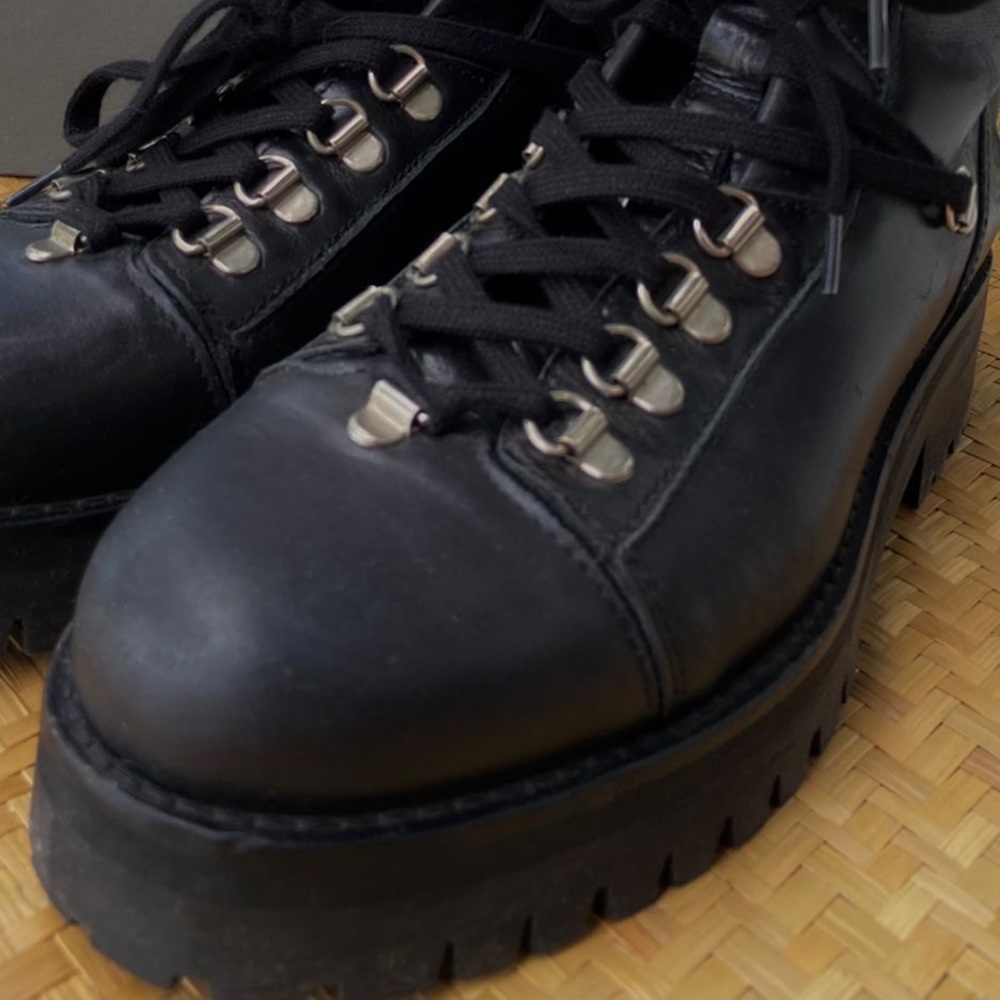 Beautiful like new Combat Boots